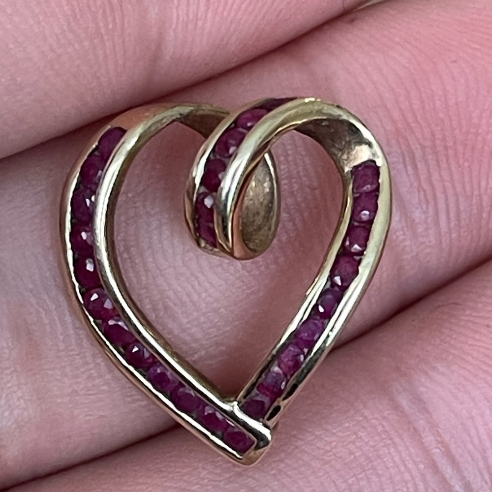 Vintage Ruby Heart medallion in 10k Yellow Gold 2.51 grams 20mm-18mm beautiful!